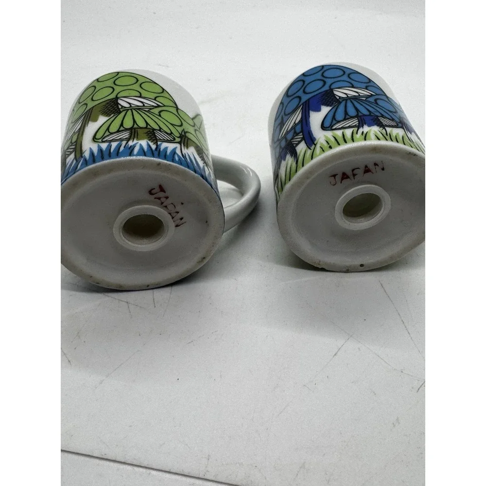 Mushroom-patterned salt and pepper pot, vintage Green And Blue Made In Japan A6